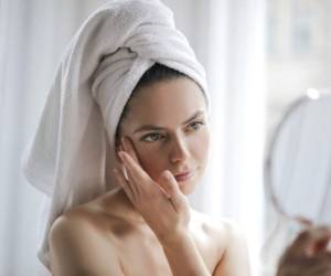 Lo ideal es mantener la piel hidratada al máximo y evitar el exceso de productos de belleza.