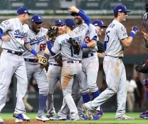 La victoria fue para el relevista Ryan Madson (1-0), quien sacó los dos últimos outs en el quinto inning con las bases llenas.