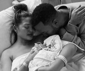 Momento en que Chrissy y John Legend sostienen a su bebé fallecido en sus brazos. Foto: Instagram