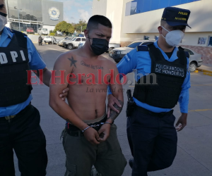 El sujeto mientras era ingresado a las instalaciones de la Dirección Policial de Investigaciones.