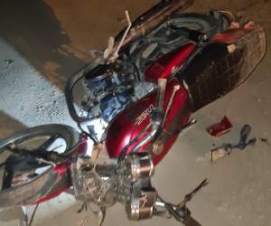 La motocicleta quedó tirada a unos cuantos metros del poste de cemento.