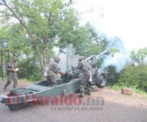 Momento en que uno de los cañones retumbaba en honor al cumpleaños de la patria. Foto: Marvin Salgado/ EL HERALDO