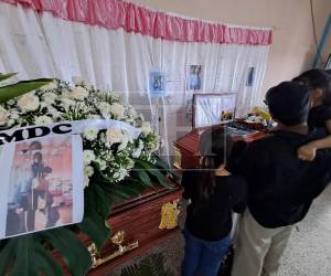 Evelin Yasmín Irías Hernández (26) era madre de dos pequeñas y su cuñada Denia Marisol Ramírez Ortiz, de 34 años, madre de tres menores; ambas murieron el lunes en el trágico accidente de una volqueta en Villa Nueva. Hoy sus pequeños que enfrentan al difícil momento de tener que despedirse de ellas.