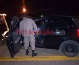 En el interior del vehículo quedó la pareja acribillada por desconocidos.