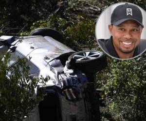 El vehículo conducido por el golfista Tiger Woods yace de costado en Rancho Palos Verdes, California, el 23 de febrero de 2021, luego de un accidente de vuelco. Fotos: AFP