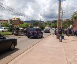 Uno de los automotores impactó contra un paredón.