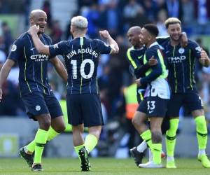 El delantero argentino Sergio Aguero (CR) del Manchester City y el defensa belga Vincent Kompany (L) del Manchester City celebran el pitazo final del partido de fútbol de la Premier League inglesa entre Brighton y Hove Albion y el Manchester City en el American Express Community Stadium en Brighton, sur de Inglaterra. Foto: AFP