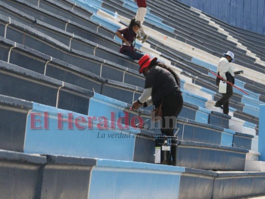 El Estadio Nacional de Tegucigalpa está siendo pintado con los nuevos colores de la Bandera Nacional.