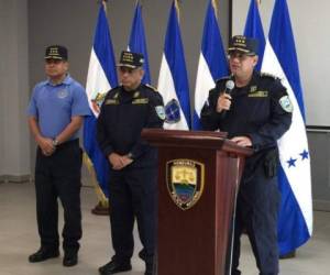De izquierda a derecha, el director de la DPI Rommel Martínez, el inspector de la Policía Nacional Orlin Cerrato y el vocero Jair Meza.