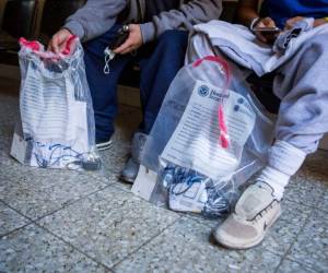 Suman ya ocho migrantes de Honduras y El Salvador que han sido transferidos a Guatemala. Foto: Archivo AP.