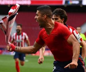 Luis Suárez selló la remontada rojiblanca con un gol a dos minutos del final que catapulta a los colchoneros a la primera posición en la última jornada de La Liga. Foto: AFP