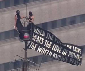 Una pareja de origen ruso fueron arrestadas el pasado miércoles 1 de julio en Nueva York, Estados Unidos, luego de haber escalado hasta la cima del Empire State Building, donde protagonizaron una inesperada propuesta de matrimonio, previo a ser interceptada por las autoridades.
