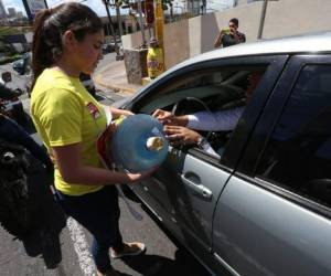 La colecta se lleva a cabo en conmemoración del día mundial del niño con cáncer. Foto: Mario Urrutia/EL HERALDO