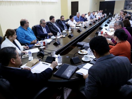 El presidente Juan Orlando Hernández se reunió con diferentes autoridades y representantes del sector productivo.