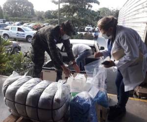 El gobierno ha comenzado a distribuir el equipo e insumos médicos adquiridos recientemente en el extranjero.
