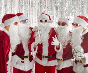 La Navidad suele reunir a varias generaciones bajo un mismo techo, con tiempos largos entre la comida y la sobremesa. En ese intervalo, la atención se dispersa y los celulares se roban el protagonismo. Ahí es donde ciertas dinámicas simples logran reordenar la noche sin alterar su ritmo.