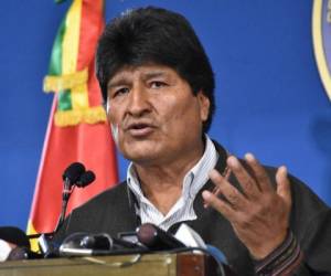 Evo Morales denunció que había una orden de captura en su contra, por lo que pasó la noche escondido tras su renuncia. Foto: AFP