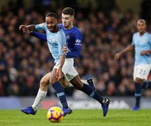 El mediocampista inglés del Manchester City, Raheem Sterling compite con el mediocampista croata de Chelsea, Mateo Kovacic, durante el partido de fútbol de la Premier League inglesa entre el Chelsea y el Manchester City.