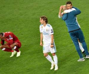 El abrazo del triunfo y la verguenza de la derrota en una sola imagen, en la final de la Champions League. (Foto: AP)