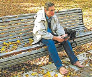 Andrzej Novosiolov comenzó a caminar descalzo hace diez años y asegura que nunca más usará zapatos.