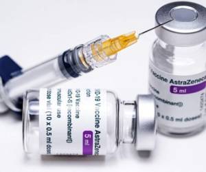 Los investigadores demostraron que, lejos de mermar la eficacia de la vacuna, un intervalo de hasta 45 semanas entre las dos dosis mejora la respuesta inmunitaria al virus. Foto: AFP