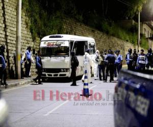 El ayudante de un bus rapidito fue acribillado a disparos la tarde de este sábado en la colonia El Carrizal de capital de Honduras. Los victimarios se subieron a la unidad de transporte y le dispararon en repetidas ocasiones, luego huyeron con rumbo desconocido. Foto: Estalin Irías/EL HERALDO.