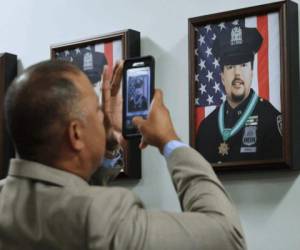 Se toma una fotografía del retrato del oficial de policía de Nueva York Stephen Driscoll durante la inauguración del Muro Conmemorativo del 11 de septiembre en la Asociación de Benevolencia de la Policía de la ciudad de Nueva York. Foto: Agencia AFP.