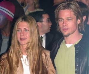La actriz Jennifer Aniston y su novio Brad Pitt durante el estreno mundial, en Los Ángeles, de 'Erin Brockovich'. Foto tomada en marzo del año 2000.