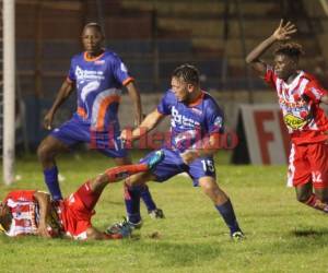 El club cocotero no pudo derrotar a Los Lobos en La Ceiba. Los estudiosos sacaron un buen punto. (Foto: EL HERALDO)