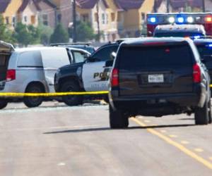 La policía y los agentes del sheriff de Odessa y Midland rodean una camioneta blanca en Odessa, Texas, Estados Unidos, el sábado 31 de agosto de 2019, después de informes de disparos. Fotos: Agencia AP.