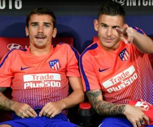 Antoine Griezmann y Lucas Hernández en comparten la banca en un partido del Atlético de Madrid. Foto:AFP