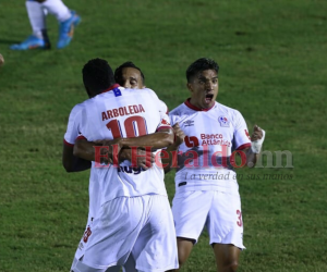 Yusting Arboleda, Bryan Moya y compañía se abrazan con la boca llena de gol para festejar en el Municipal Ceibeño.