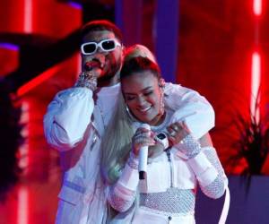 Anuel y Karol G durante su picante presentación en los Latin Billboard 2019. Foto: Agencia AP.