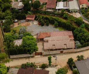 Los policías llegaron a la vivienda a realizar un quite de droga. En la casa hubo intercambio de disparos. Las investigaciones dicen que los agentes resultaron heridos, pero luego los llevaron a otro lugar.