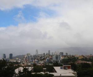Las lluvias y chubascos débiles se presentarán de forma dispersa este lunes en varias regiones del país, según el pronóstico de Cenaos.