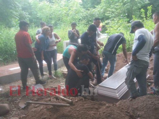 La mujer fue sepultada este martes por sus familiares en un cementerio de Choluteca. Foto: EL HERALDO.