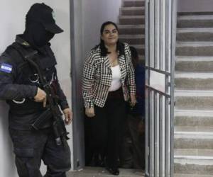 Rosa Elena Bonilla de Lobo cuando llegó este lunes a los Tribunales Anticorrupción. (Fotos: Emilio Flores / EL HERALDO)