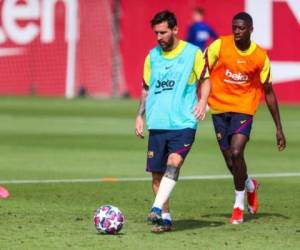 Messi entrenándose con normalidad, aunque llevaba protegida la parte inferior de la pierna izquierda. Foto: Twitter/@FCBarcelona_es