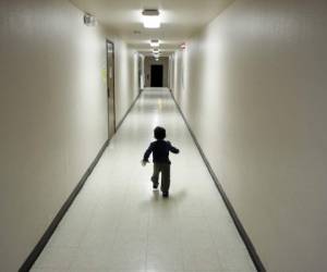 Un niño de América Central que busca asilo corre por un pasillo después de llegar de un centro de detención de inmigrantes a un refugio en San Diego. Agencia AP.