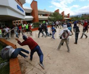 El altercado entre el equipo de seguridad y los estudiantes de la UNAH se dio frente al edificio de Química y Farmacia. Foto: Estalin Irías/ EL HERALDO
