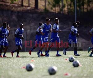 Sanders se dedicó este martes solamente a realizar caminatas al contorno de la cancha sintética “Chelato” Uclés de Siguatepeque.