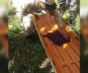 Miembros del Cuerpo de Bomberos de Honduras realizaron el rescate del cadáver del bebé.