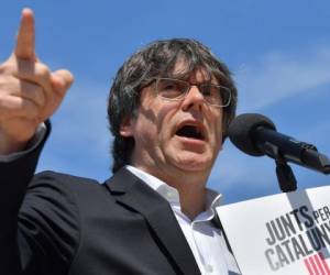 En esta foto de archivo tomada el 24 de mayo de 2019, el ex primer ministro catalán Carles Puigdemont se dirige a una conferencia de prensa frente a la sede de la Comisión Europea en Bruselas.