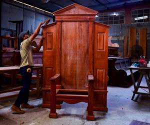 La silla de madera de cedro es de estilo romano, con un capitel triangular y dos lengüetas laterales donde irán ubicados los escudos del Vaticano y del papa Francisco. Foto: AFP