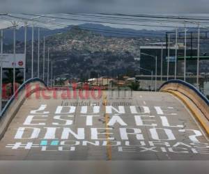 La enorme pintura realizada en el bulevar Suyapa se puede observar desde varios metros de distancia. Foto: David Romero/ EL HERALDO