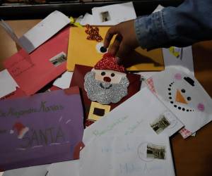 Con cartas decoradas con estrellas, renos y Santa Claus, más de 100 niños hondureños enviaron sus peticiones a Santa Claus hasta el Polo Norte.
