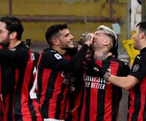 El Milan no desaprovechó la ocasión de sentarse por unas horas en el trono del campeonato italiano merced a una cómoda victoria ante el Unione Venezia. Foto: AFP