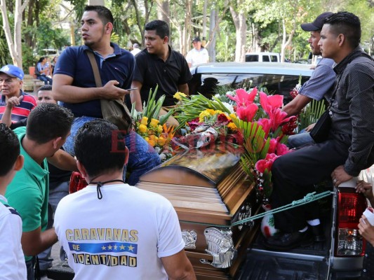 Con cánticos y oraciones se realizó el sepelio de Dennis Edgardo Álvarez