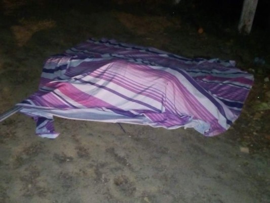 Una de las víctimas quedó a la par de las muletas con las que se movilizaba.