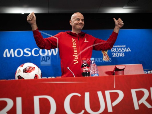 El presidente de la FIFA Gianni Infantino hace un gesto mientras llega a una conferencia de prensa durante la Copa Mundial de fútbol 2018 en el estadio Luzhniki en Moscú, Rusia, el viernes 13 de julio de 2018. (Foto AP / Francisco Seco).